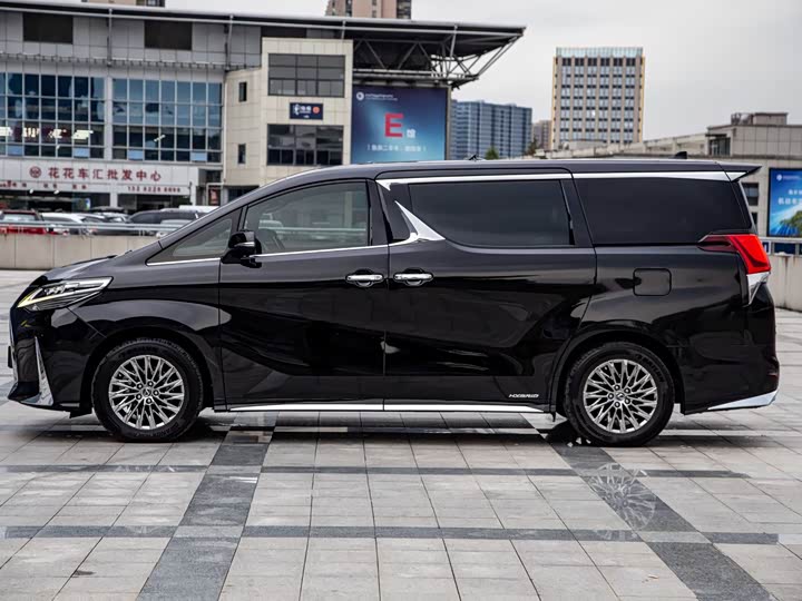 Фото 10 - Lexus LM