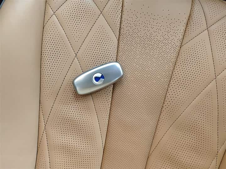 Фото 9 - Denza D9