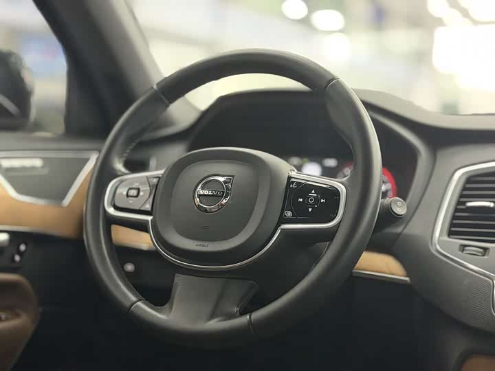 Фото 9 - Volvo XC90