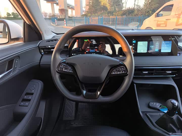 Фото 11 - Roewe i5