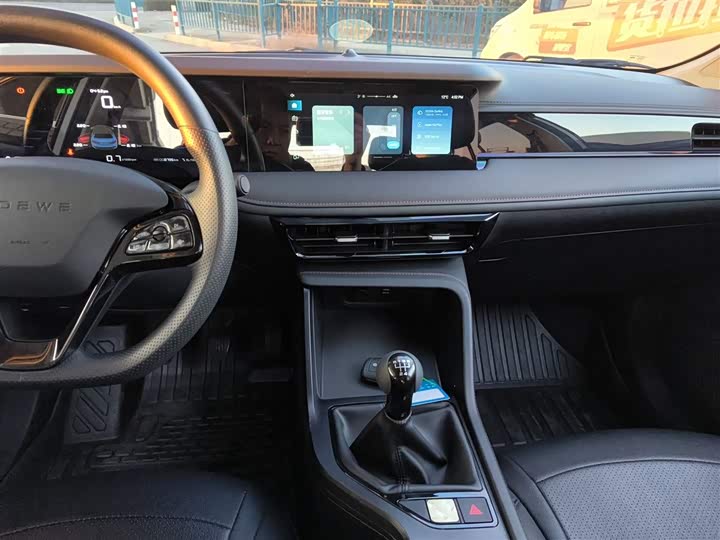 Фото 13 - Roewe i5