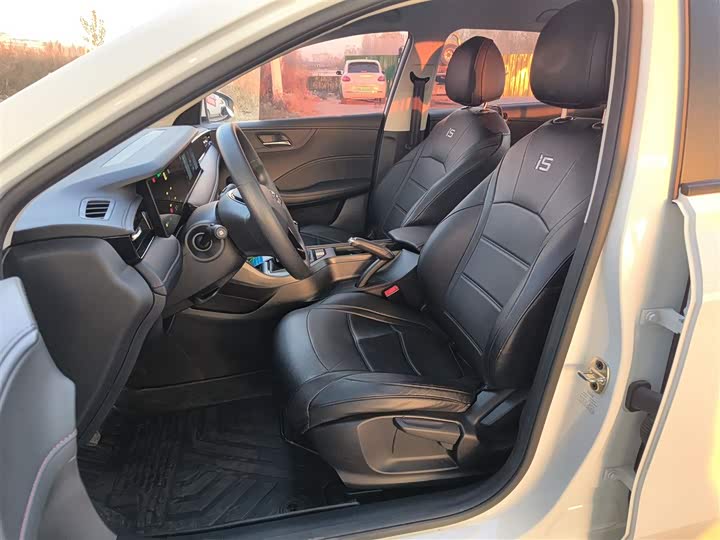 Фото 15 - Roewe i5