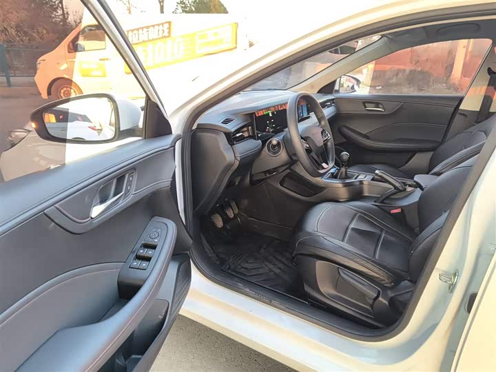 Фото 16 - Roewe i5