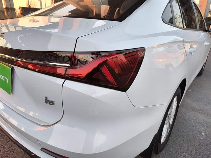 Фото 8 - Roewe i5