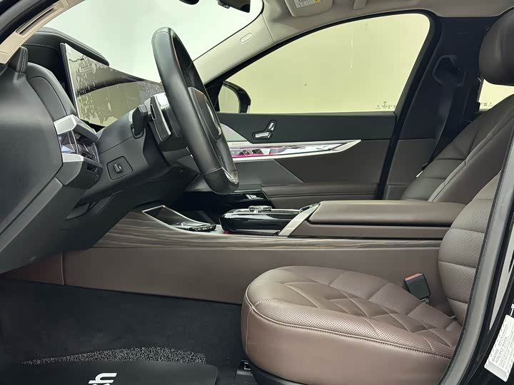 Фото 15 - BMW 7 Series