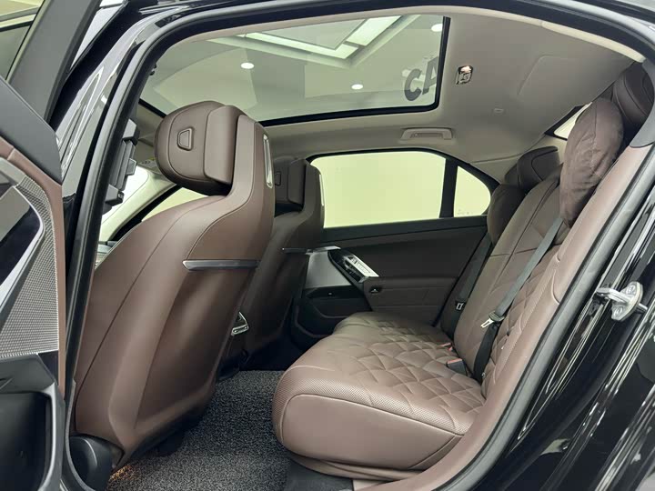 Фото 21 - BMW 7 Series