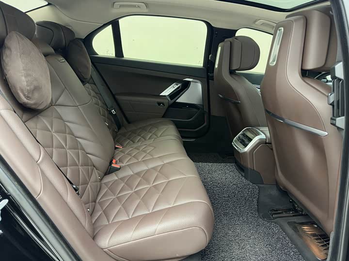 Фото 26 - BMW 7 Series