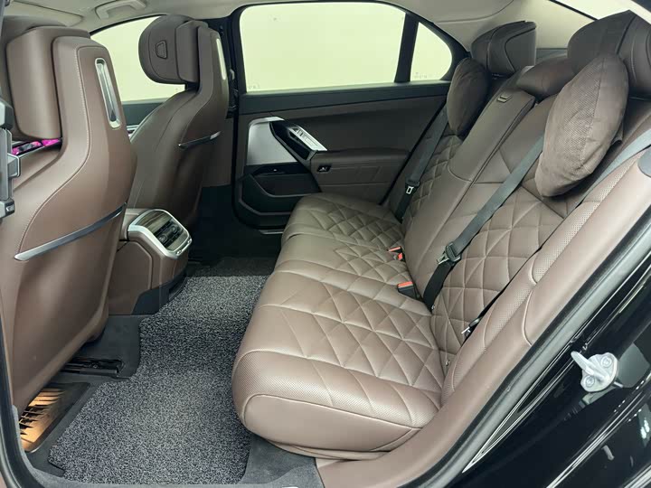 Фото 27 - BMW 7 Series