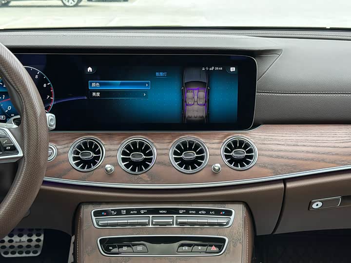 Фото 13 - Mercedes-Benz E-Class