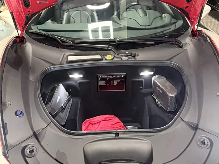 Фото 9 - Ferrari F8