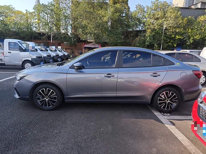 Фото 5 - Roewe i5