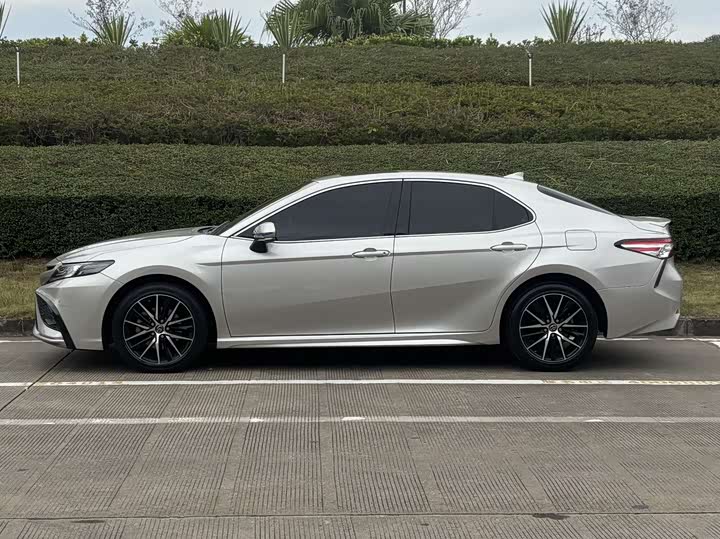 Фото 2 - Toyota Camry