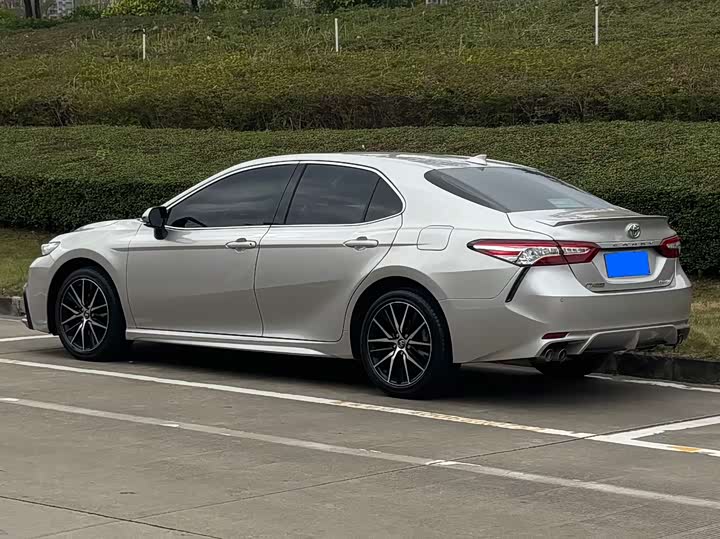 Фото 3 - Toyota Camry