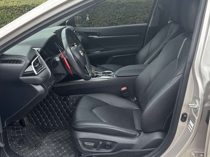 Фото 4 - Toyota Camry