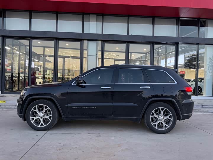 Фото 2 - Jeep Grand Cherokee