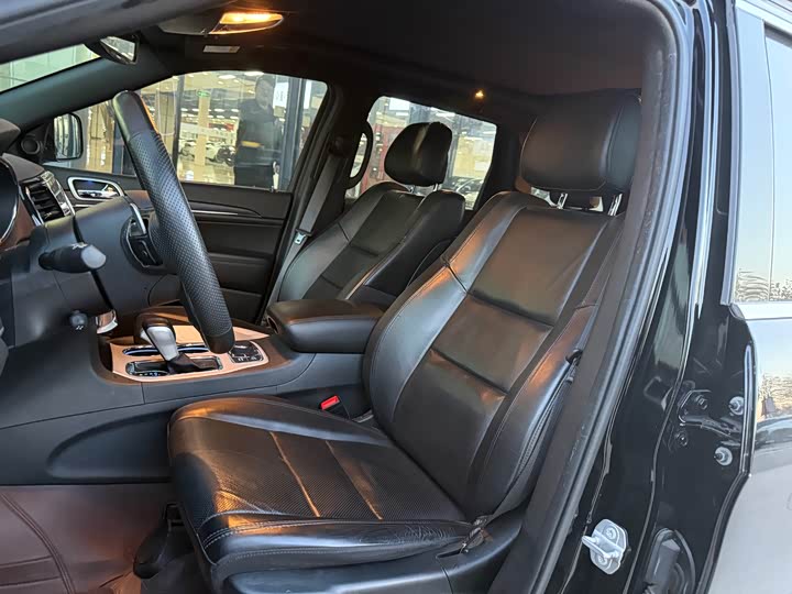 Фото 6 - Jeep Grand Cherokee