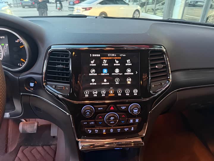 Фото 8 - Jeep Grand Cherokee