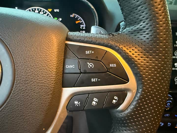 Фото 9 - Jeep Grand Cherokee