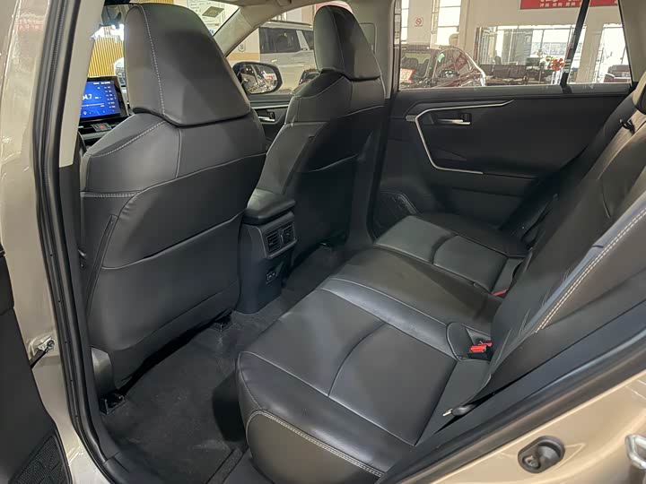 Фото 10 - Toyota RAV4