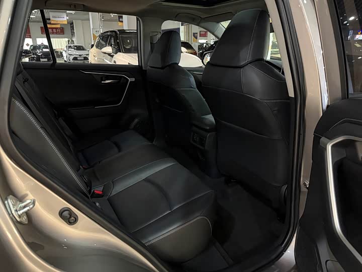 Фото 14 - Toyota RAV4