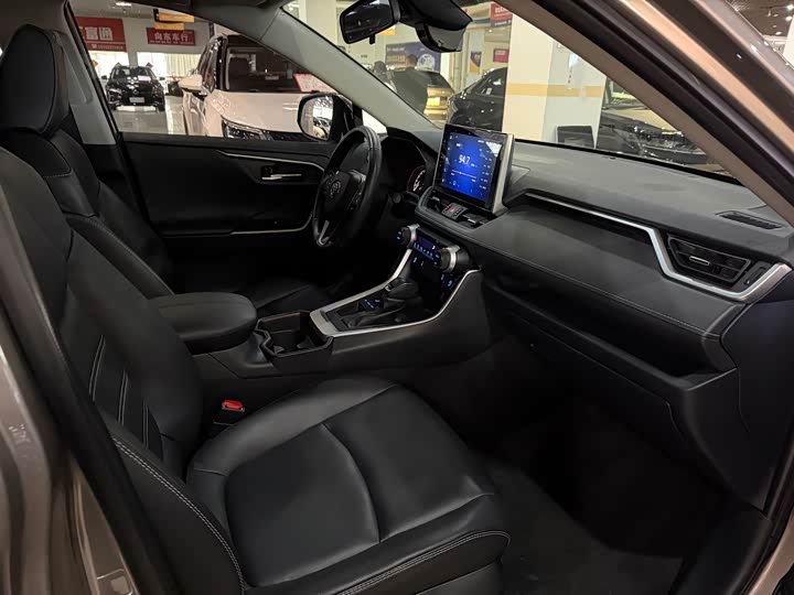 Фото 15 - Toyota RAV4