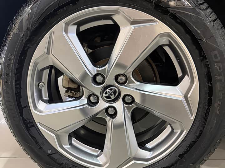 Фото 16 - Toyota RAV4