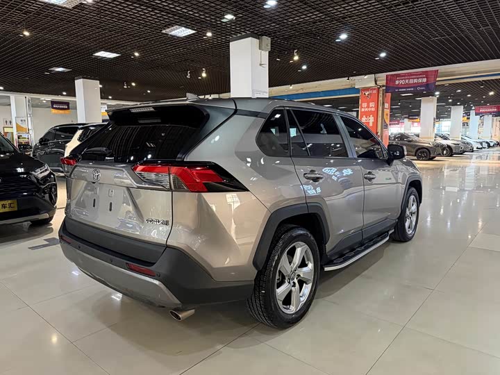 Фото 4 - Toyota RAV4