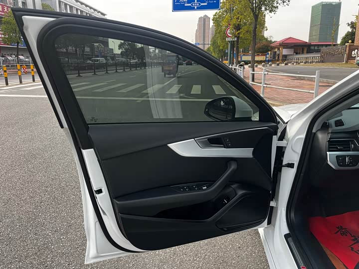 Фото 11 - Audi A4L