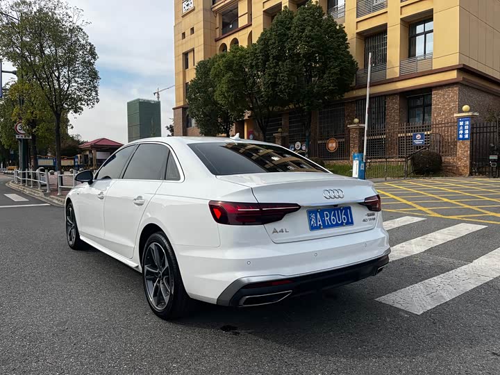 Фото 4 - Audi A4L