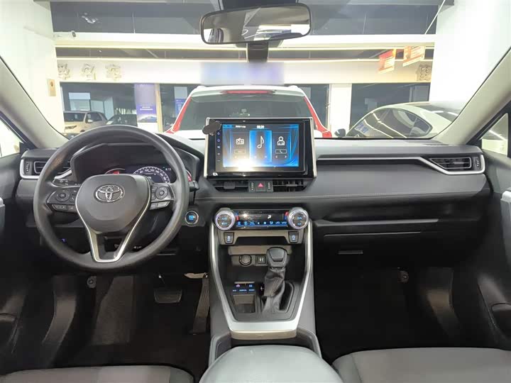 Фото 10 - Toyota RAV4