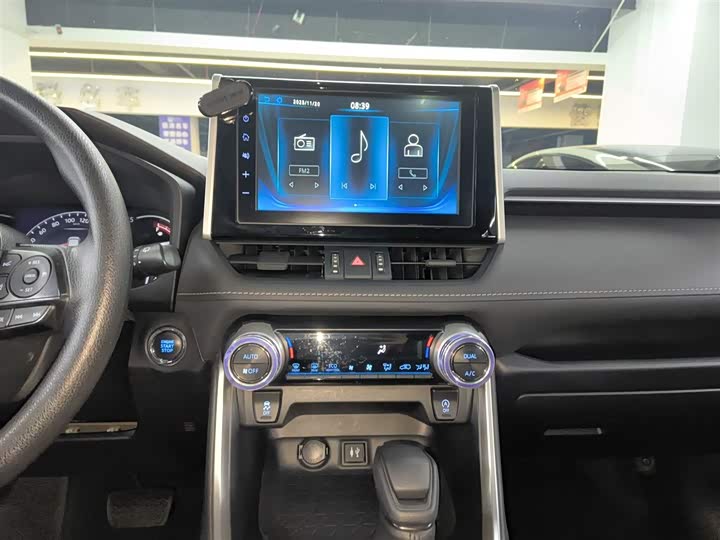 Фото 13 - Toyota RAV4