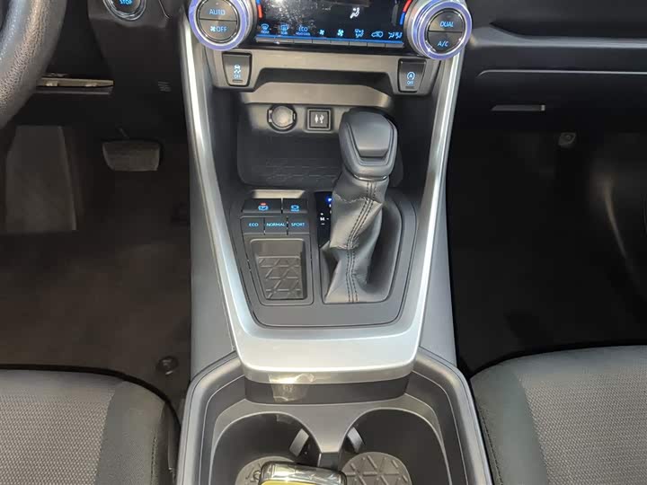 Фото 14 - Toyota RAV4