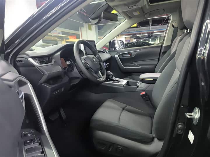 Фото 16 - Toyota RAV4