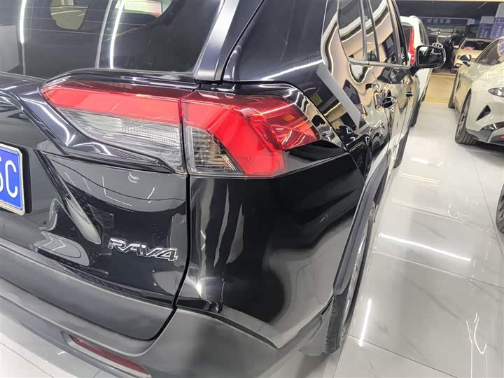 Фото 8 - Toyota RAV4