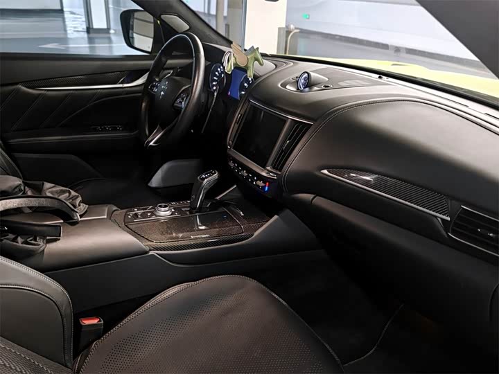 Фото 8 - Maserati Levante