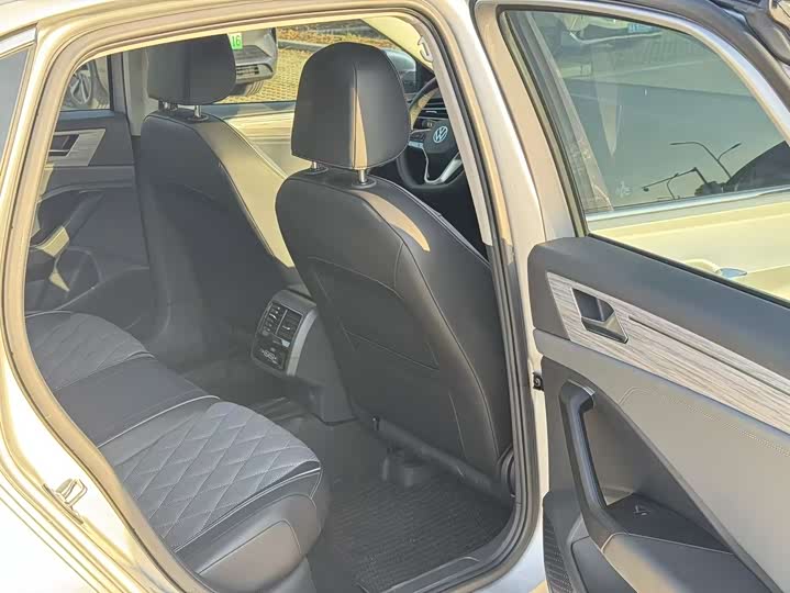 Фото 14 - Volkswagen Sagitar L