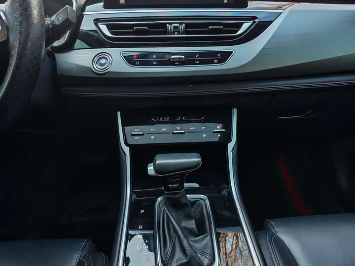 Фото 14 - Changan CS75