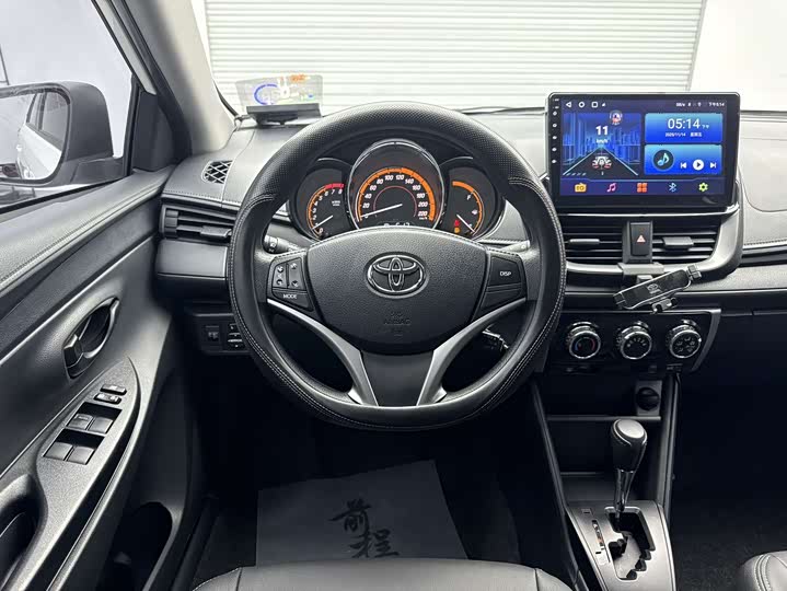 Фото 12 - Toyota Yaris L Hatchback