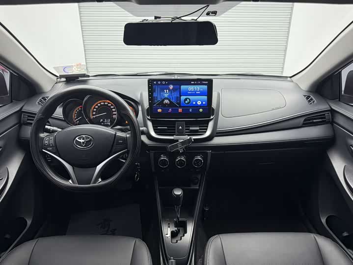 Фото 13 - Toyota Yaris L Hatchback