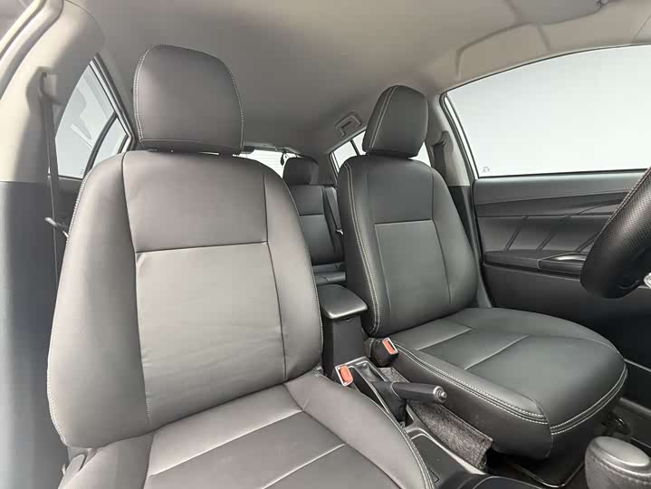 Фото 14 - Toyota Yaris L Hatchback