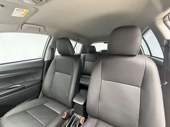 Фото 15 - Toyota Yaris L Hatchback