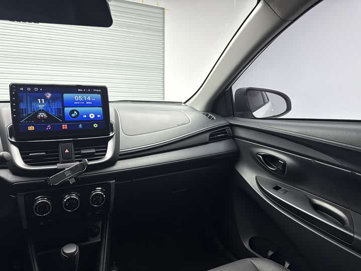 Фото 17 - Toyota Yaris L Hatchback