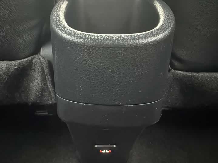 Фото 19 - Toyota Yaris L Hatchback