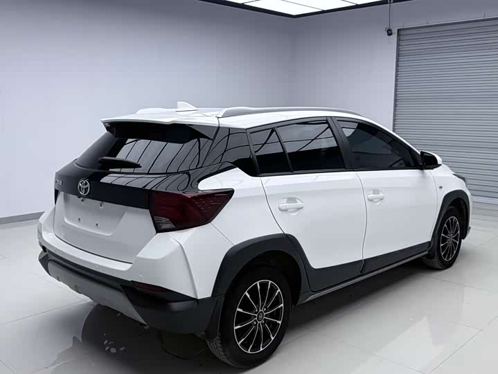 Фото 3 - Toyota Yaris L Hatchback