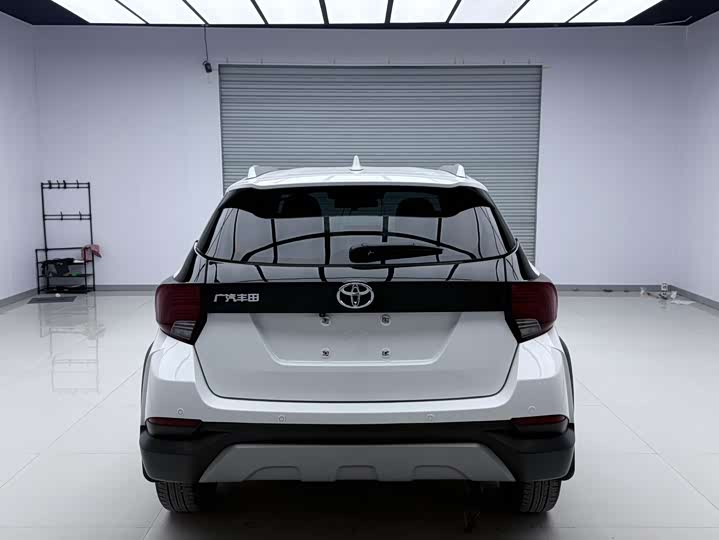 Фото 4 - Toyota Yaris L Hatchback