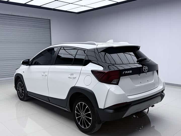 Фото 5 - Toyota Yaris L Hatchback