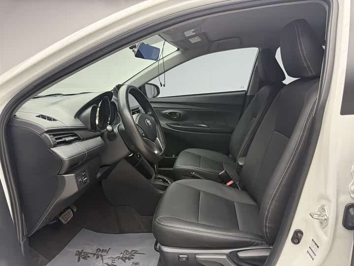 Фото 6 - Toyota Yaris L Hatchback