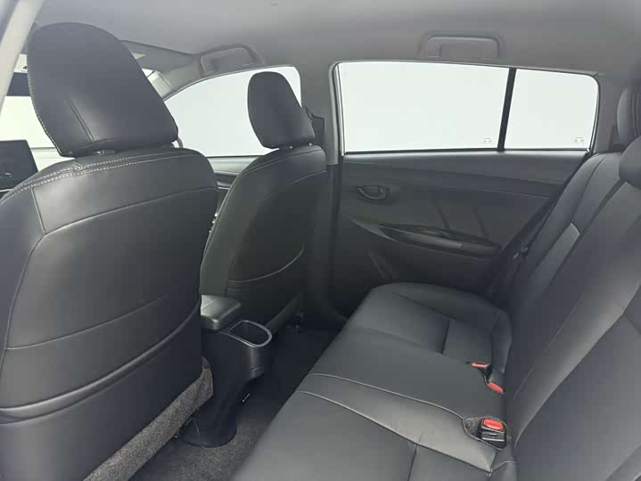 Фото 7 - Toyota Yaris L Hatchback