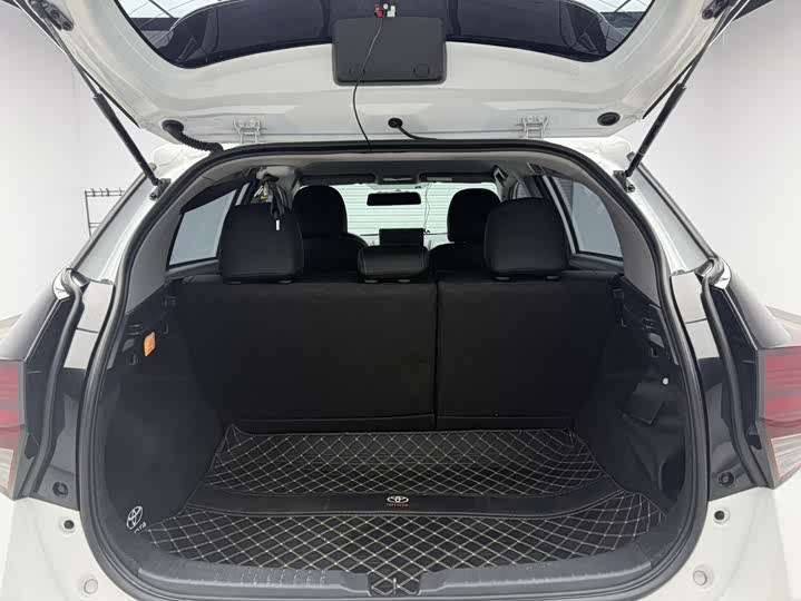 Фото 8 - Toyota Yaris L Hatchback