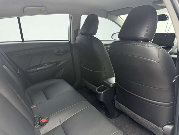 Фото 9 - Toyota Yaris L Hatchback